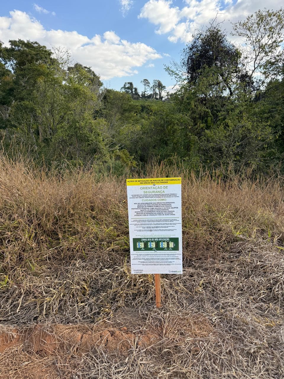 Placa de preservação ambiental fincada na área de mata da propriedade.